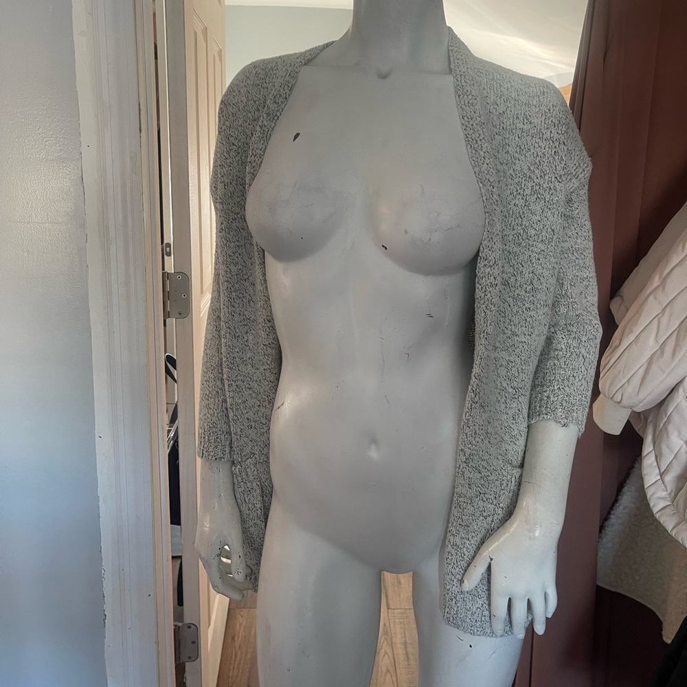 Cozy medium gray cardigan – stylish warmth!